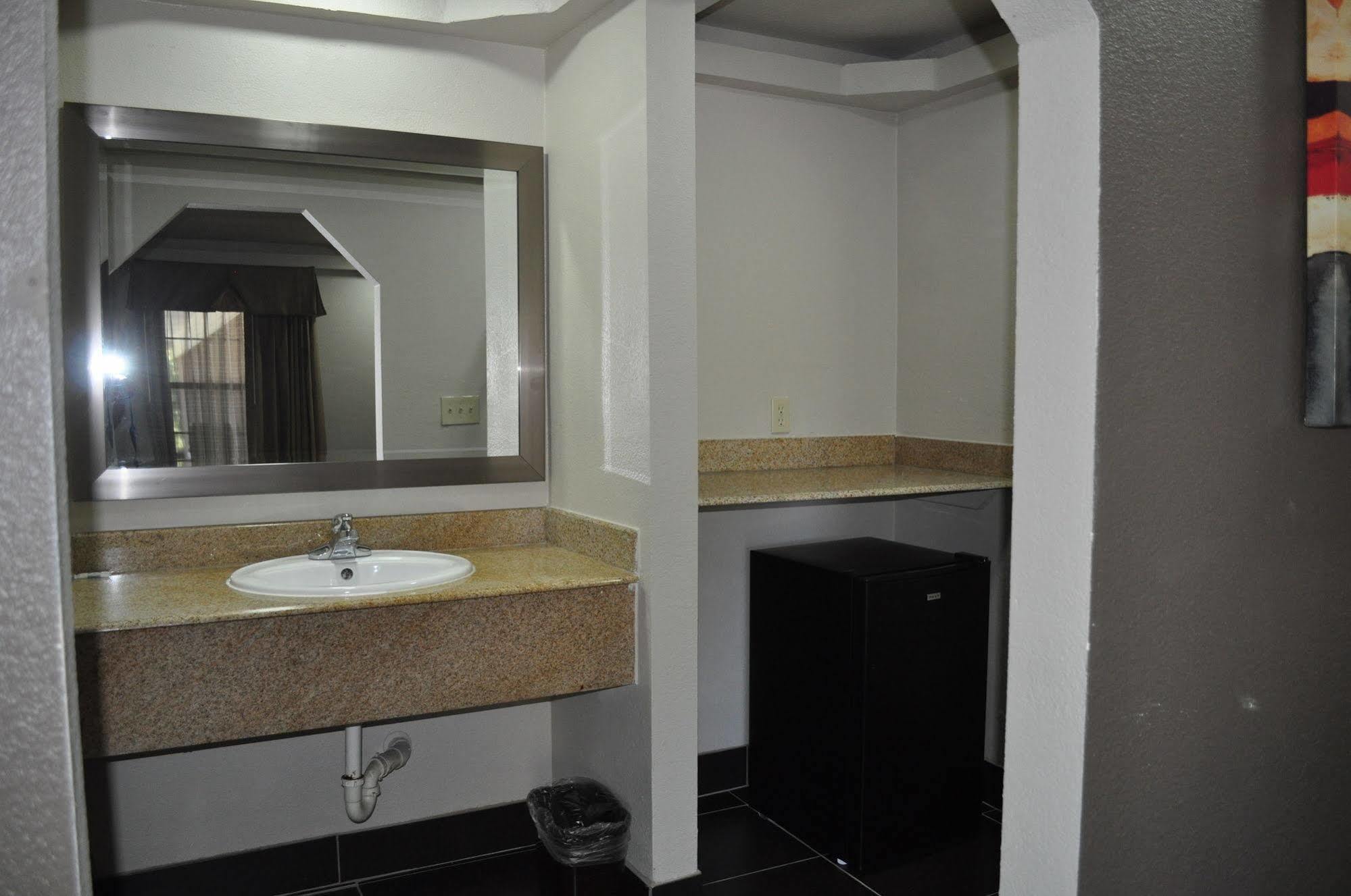 Palace Suites Далас Екстериор снимка